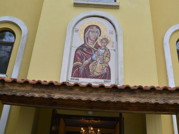 Православната църква отбелязва днес празника Рождество на пресвета Богородица, известен