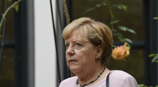 Предходният ръководител на германското правителство Ангела Меркел започва да пише