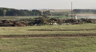 Снимка Helpbook Незаконни сметища преливащи контейнери безразборно изхвърлени едрогабаритни отпадъци