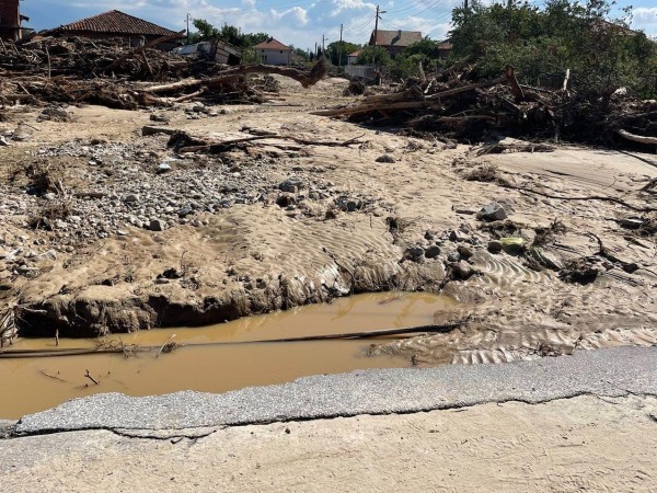Продължава затрудненото положение в Карловско след наводненията. Още се чакат