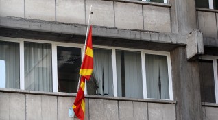 Неизвестен шофьор тази нощ удари две коли на българското посолство