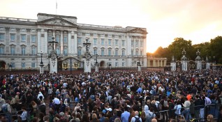 Обединеното кралство навлиза в трети ден на национален траур след