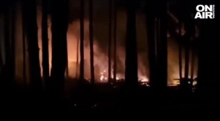 Пожар избухна в постройка в казанлъшкия парк Тюлбе и вдигна