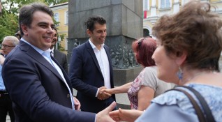 Кирил Петков и Асен Василев продължават срещите си с хората
