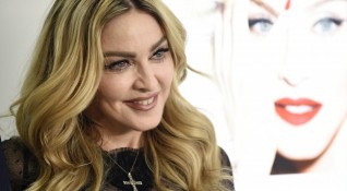 Мадона изненада феновете си с нова визия 64 годишната певица изостави емблематичната
