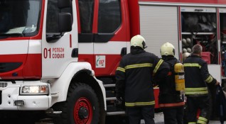 Пожарникари от Видин свалиха дете от покрив на необитаема сграда