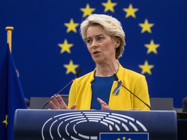 Френската евродепутатка Манон Обри размаха днес енергийни сметки на изнемогващи