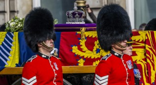 Снимка БГНЕСКовчегът на кралицата пристигна в Уестминстър Хол Той ще