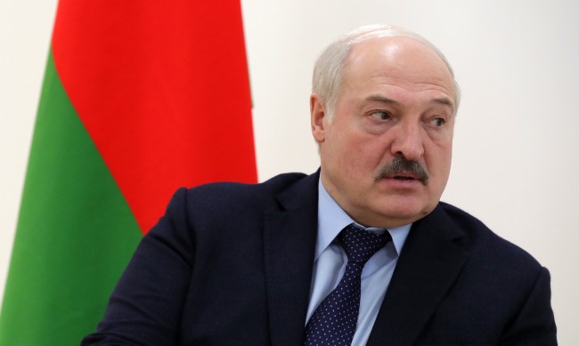 Лукашенко цепи дърва, за да "не замръзне до смърт" Европа 