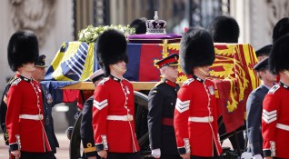 Великобритания потъна в скръб заради смъртта на кралица Елизабет II