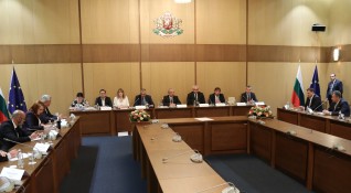 Премиерът Гълъб Донев министри от служебния кабинет и областни управители