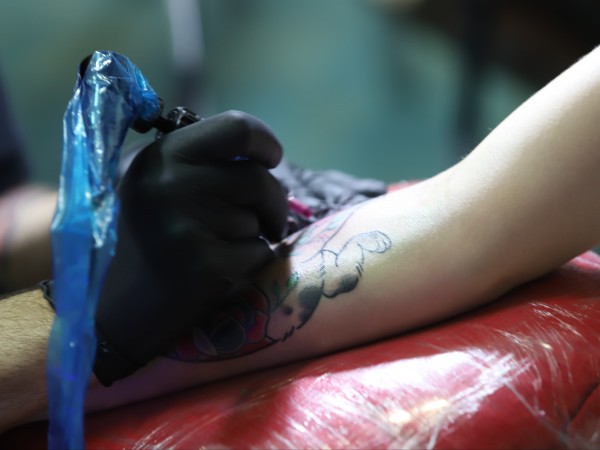 Учени от САЩ създадоха евтини, безболезнени и безкръвни татуировки, които