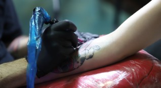 Учени от САЩ създадоха евтини безболезнени и безкръвни татуировки които
