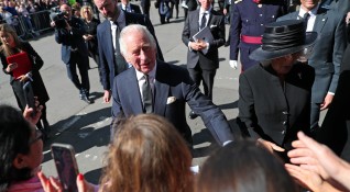 Крал Чарлз III и принцът на Уелс посетиха изненадващо хората