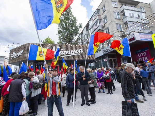 Голяма група хора проведоха протест в Молдова, съобщи Гардиън. Протестиращите