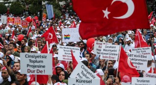Хиляди излязоха на протест в Истанбул с искане организациите защитаващи