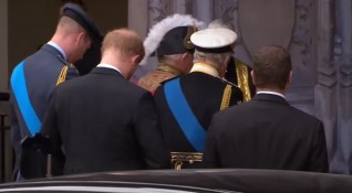 Кралят е пристигнал в Уестминстърския дворец с конвой от Бъкингамския
