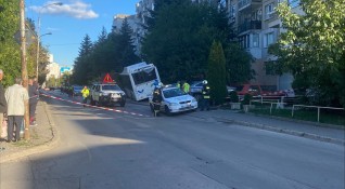 Шестдесетгодишният шофьор на катастрофиралия в София автобус е приет в