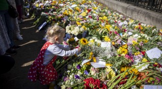 Огромните количества цветя оставени в лондонските паркове в знак на