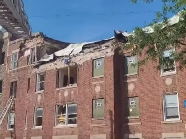 Сграда с червена тухлена фасада в Чикаго се срути вчера