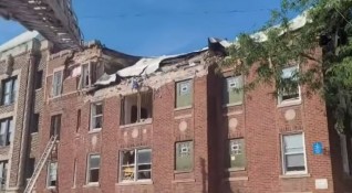 Сграда с червена тухлена фасада в Чикаго се срути вчера