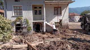Студеното време изправя жителите на пострадалите от наводненията села в