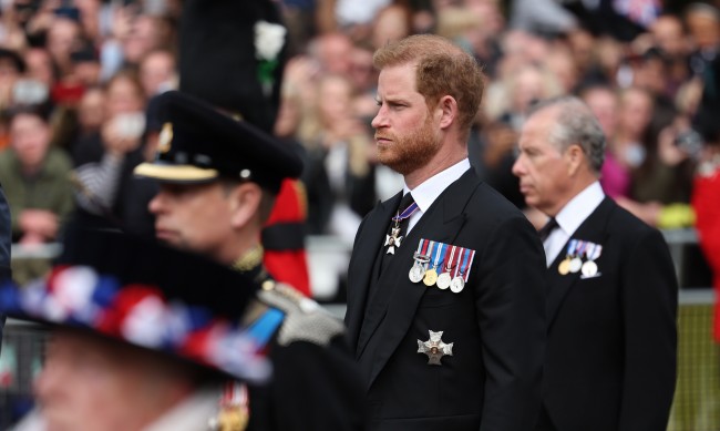 Погребението на Елизабет II подпали нови конфликти между Хари и семейството му