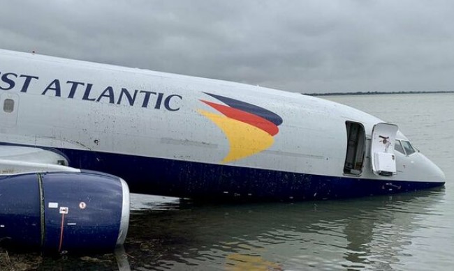 Товарен самолет се заби в езеро във Франция