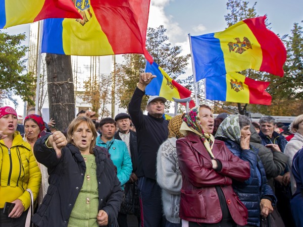 Хиляди граждани излязоха на протест в Молдова, съобщи Гардиън. Протестиращите