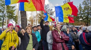 Хиляди граждани излязоха на протест в Молдова съобщи Гардиън Протестиращите