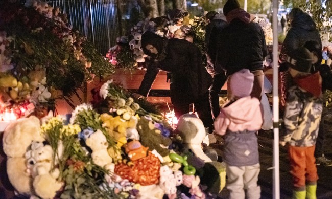 Седемнайсет са убитите при стрелбата в училище в Ижевск