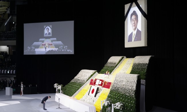 Държавна траурна церемония за бившия премиер Шиндзо Абе