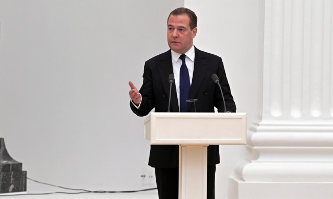 Медведев уверява: Ядрената заплаха не е блъф 