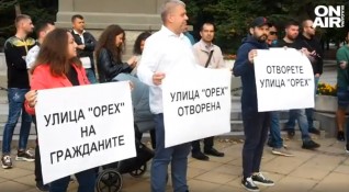 Протест във Варна заради незаконно преградена улица към една от