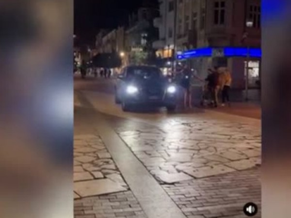 Вълна от недоволни пешеходци във Варна след като автомобил се