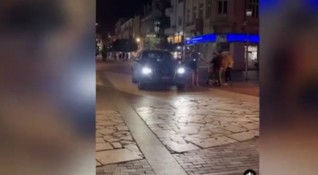 Вълна от недоволни пешеходци във Варна след като автомобил се