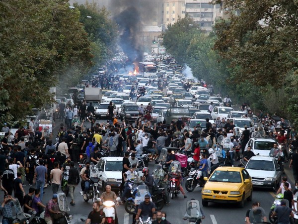 В десетки градове в Иран и вчера продължиха протестите, предизвикани