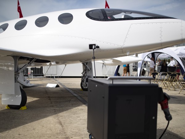 Американска компания дебютира със своя изцяло електрически самолет, съобщи FOX