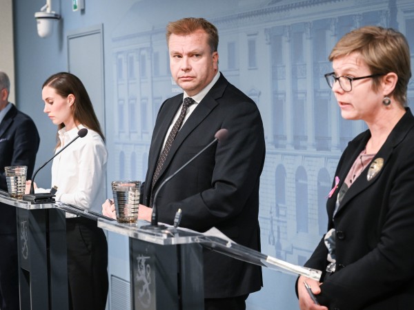 Министърът на вътрешните работи Криста Миконен припадна по време на