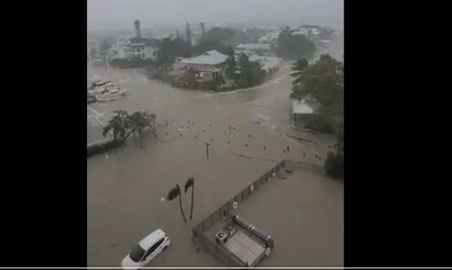 Иън връхлита Флорида - наводненията на места са до покривите на къщите