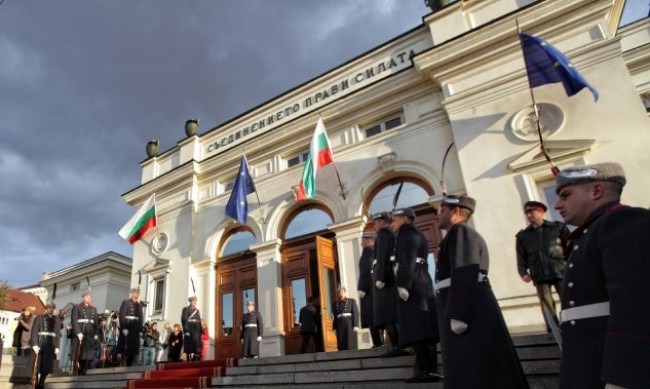 2% от българите членуват в партии, 57% не се считат за представени от депутат