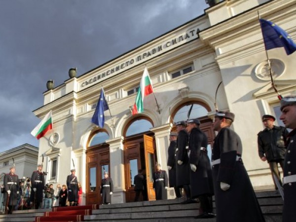 Мнозинството български граждани вярват в демокрацията, подкрепят евроатлантическата ориентация на