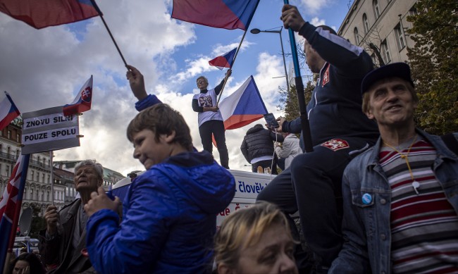 Хиляди на протест в Чехия