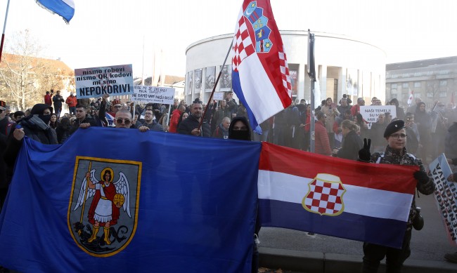 Разследват над 200 души в Хърватия за фалшиви ковид удостоверения