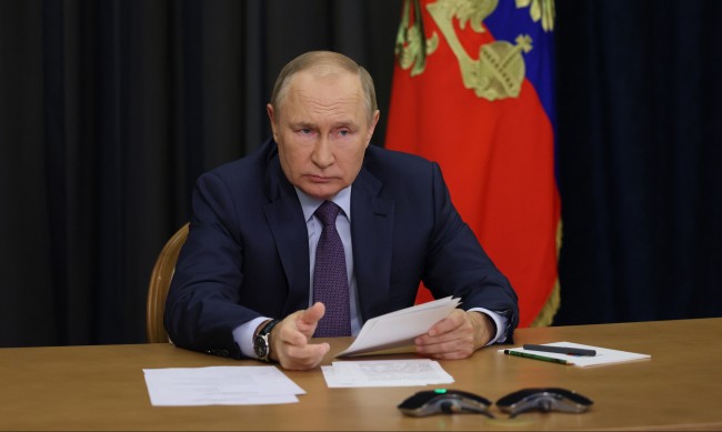 Путин забранява западни камиони да преминават през Русия
