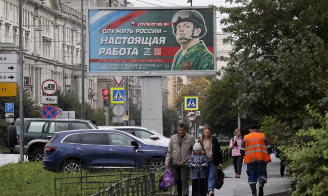 Докато едни бягат от Русия, други се готвят за война: Похарчихме 300 хил. рубли