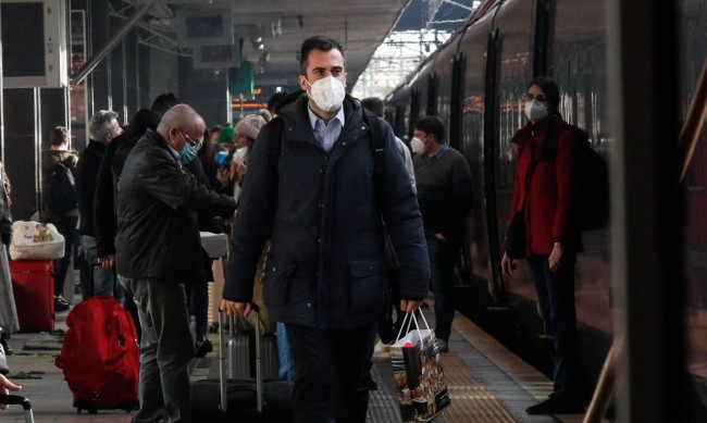 В Италия отмениха задължителните маски в обществения транспорт