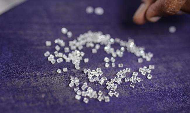 Въпреки санкциите: Тайните продажби на диаманти от Русия