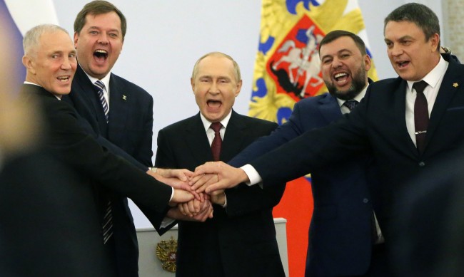 Путин подписа анекса на отделна маса от лидерите на районите