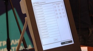 Възрастен мъж се е опитал да блокира машина за гласуване